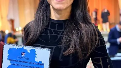 Veronica Sanchez Romero 1ª en Almenara de Tormes, aqui con su trofeo de mejor atleta Master 25