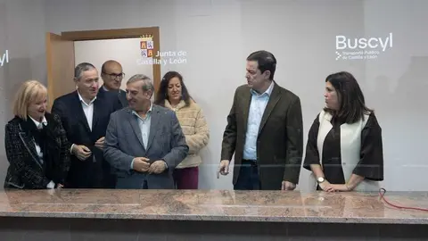 Mañueco visita la estación de autobús de Benavente _3