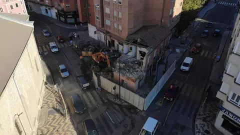 derribo del inmueble situado en la esquina de la Plaza de San Lázaro (1)