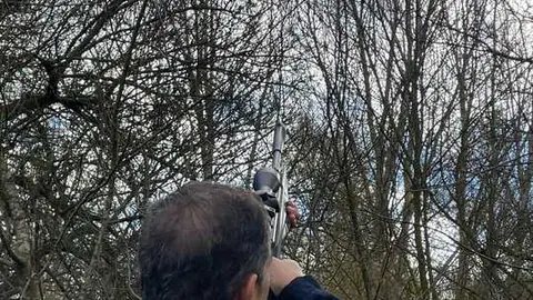 Intervenci&oacute;n nido de avispa velutina en Milles de la Polvorosa. Imagen de Archivo