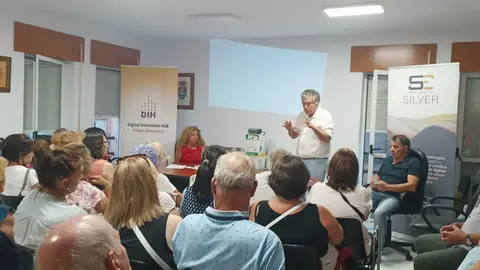 Manuel Franco explica el proyecto a los vecinos en el Ayuntamiento de Granja
