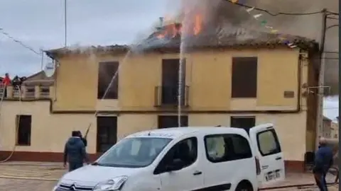 Incndio en una vivienda den Fuentes de Ropel. IMAGEN INTERBENAVENTE