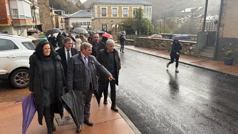 El consejero de Movilidad visita las obras de humanización de la travesía de Vega de Valcarce