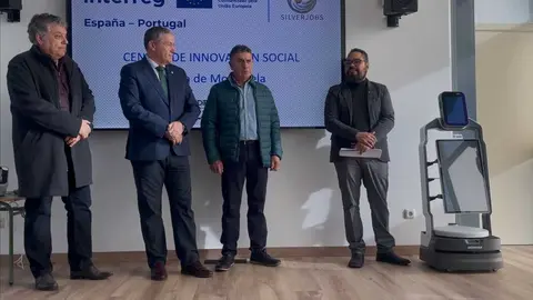 El presidente de la Diputación flanqueado por el alcalde de Granja y el psiquiatra Manuel Franco