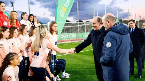 2025-11-25. El presidente de Iberdrola, Ignacio Galán, saluda a las jugadoras en la Ciudad del Fútbol de Las Rozas