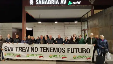 Concentración ante la estación del AVE en Sanabria
