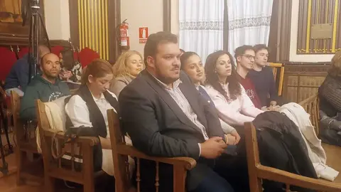 Gitanos en el pleno entre.ellos el parlamentario Carlos Fernández Herrera