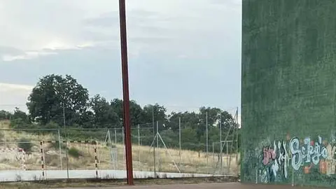 frontón y pista de fútbol en Carbajosa de Alba