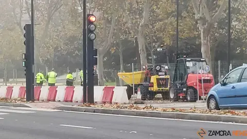 Operarios trabajan en el arreglo del socavón Cardenal Cisneros