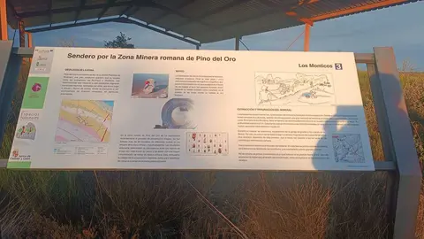 Panel explicativo de las minas en Pino del Oro