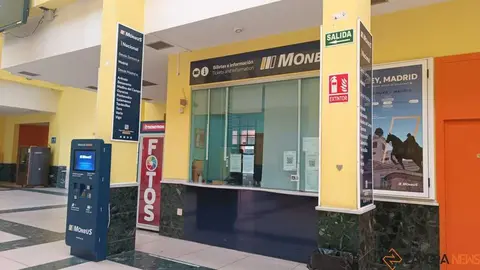 Taquilla de Monb&uacute;s en la estaci&oacute;n de Zamora