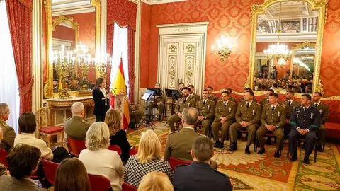 La ministra de Defensa, Margarita Robles, preside el acto de entrega de condecoraciones a la Unidad Militar de Emergencias, en el Cuartel General del Ejército de Tierra, en Madrid