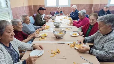 Actividad elaboración membrillo Residencia de Carbajales de Alba- imagen redes