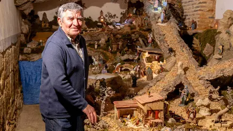 Luis León muestra su Belén. Foto Interbenavente