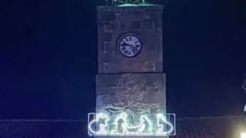 Reloj de la Plaza de Carbellino de Sayago iluminado