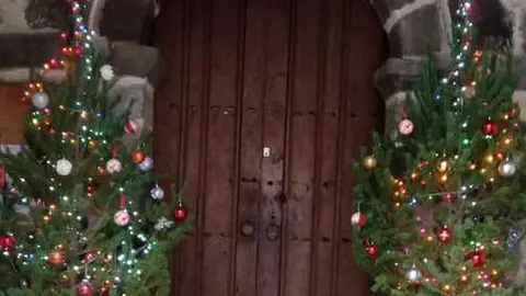 Puerta de la Iglesia de la Torre de Aliste adornada
