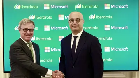 Moso y Abu-Ltaif en el acto de firma