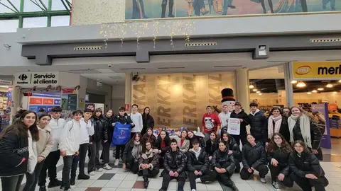 Alumnado del Colegio Nuestra Se&ntilde;ora del Roc&iacute;o en Carrefour