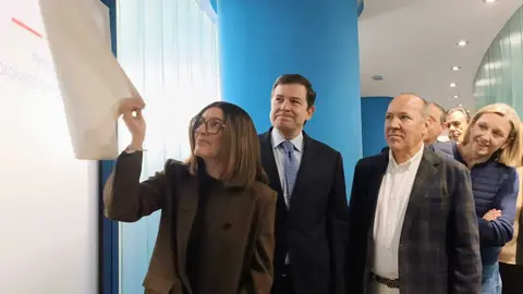 La hija de Dionisio Garc&iacute;a descubre la placa dedicada a su padre en la sede del PP
