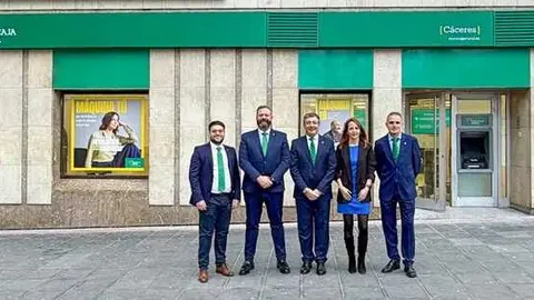 De izquierda a derecha: Diego Castro, gestor comercial; Carlos Mart&iacute;n-Salas, director de red comercial; Alfonso Ba&ntilde;os, director de oficina; Trinidad Talavera, directora territorial; y Miguel &Aacute;ngel &Aacute;lvarez, gestor comercial