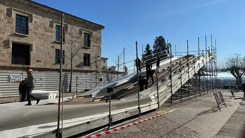 Instalaci&oacute;n del tobog&aacute;n gigante. Imagen de archivo