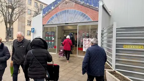 gente entrando a comprar al Mercado de Abastos _2