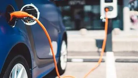 Coche el&eacute;ctrico recargando