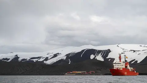 El buque de investigaci&oacute;n oceanogr&aacute;fica 'Hesp&eacute;rides' en la costa ant&aacute;rtica
