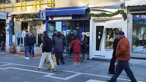 personas esperando en una administraci&oacute;n de Loter&iacute;a en Zamora 