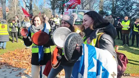 cacerolada contra las plantas de biog&aacute;s en Zamora 