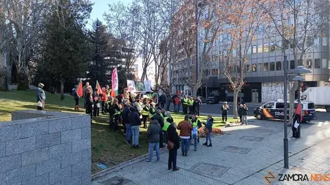 cacerolada contra las plantas de biog&aacute;s en Zamora _11
