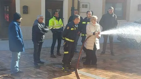 Vecinos de La Guare&ntilde;a aprenden a actuar ante incendios, inundaciones y accidentes (2)