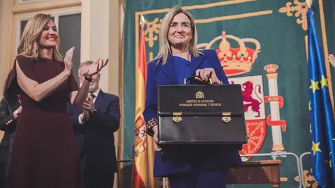 Milagros Tol&oacute;n recibe la cartera de ministra de Educaci&oacute;n, Formaci&oacute;n Profesional y Deportes de la mano de su predecesora en el cargo, Pilar Alegr&iacute;a
