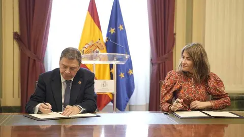 El ministro de Agricultura, Pesca y Alimentaci&oacute;n, Luis Planas, y la presidenta de Paradores, Raquel S&aacute;nchez, durante la firma del convenio. (Pool Moncloa)