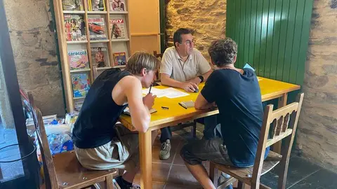 Los becarios con el presidente de la Plataforma