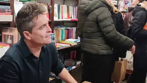 &Aacute;lex Clavero en la firma de libros en Semuret