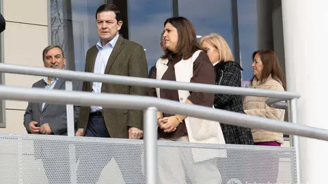 La alcaldesa con Ma&ntilde;ueco en la inauguraci&oacute;n de la estaci&oacute;n de autobuses de Benavente