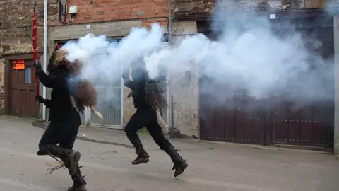 Los Diablos envueltos en humo Foto Marisa Gonz&aacute;lez