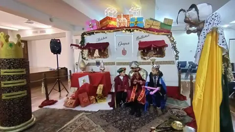 Un ni&ntilde;o y una ni&ntilde;a en la Caravana de los Reyes Magos que se ha instalado en La Alh&oacute;ndiga