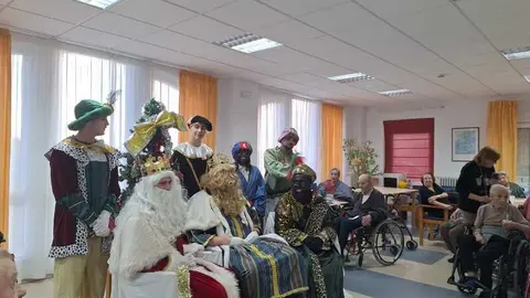los Reyes Magos visitan la Residencia de Santib&aacute;&ntilde;ez de Tera _2