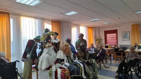 los Reyes Magos visitan la Residencia de Santib&aacute;&ntilde;ez de Tera _6