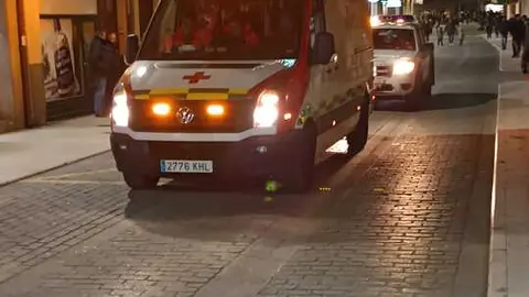 Ambulancia de Cruz Roja en la comitiva