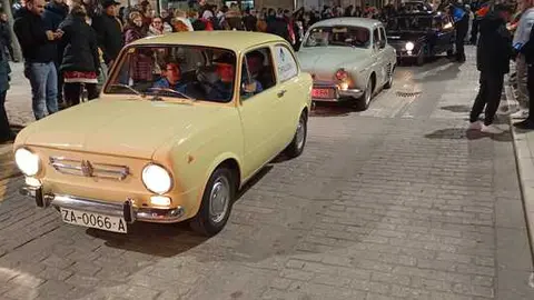 Coches acompa&ntilde;an a la Cabalgata