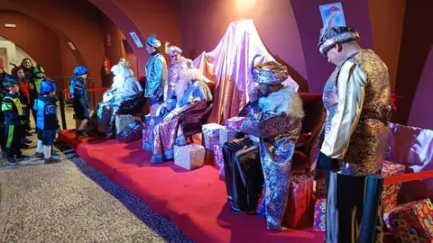 Los Reyes Magos atienden los deseos de los m&aacute;s peque&ntilde;os