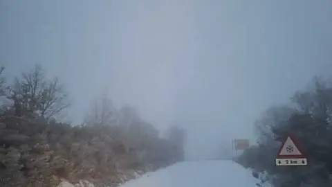 La niev cubre una carretera de la provincia zamorana