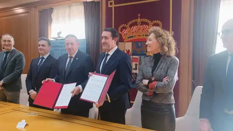 Javier Fa&uacute;ndez junto al Consejero Juan Carlos Su&aacute;rez-Qui&ntilde;ones