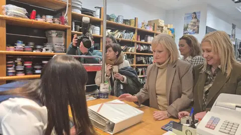 Leticia Garc&iacute;a en una visita a una tienda