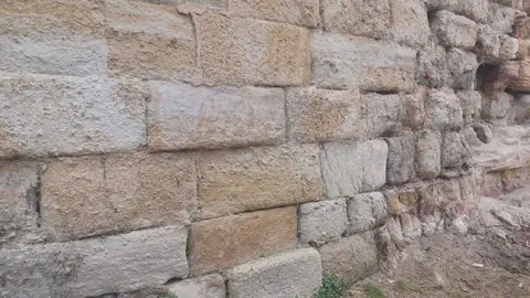 Limpian las pintadas en la muralla Zamora (3)