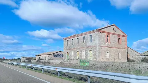 Antigua f&aacute;brica de harina en la N-122