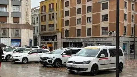 Concentraci&oacute;n de taxis en la Subdelegaci&oacute;n del Gobierno. Imagen de archivo